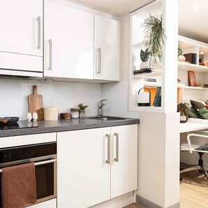 Fridge, microwave, oven, stovetop - Student Only Modern Ensuite at Drapery Place near Tower Hamlets (Greater London)