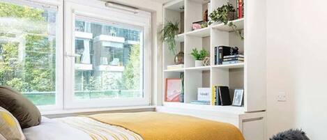 1 室のベッドルーム、デスク、WiFi