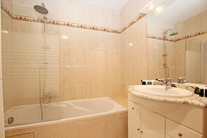 Shower, towels - HSUD0110 Alhena 3p-2726-Beautiful flat of about 85 m² on the ground floor, (Mandelieu-la-Napoule)