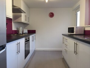 Fridge, microwave, oven, toaster - Cozy 3BR Apartment in Kexgill (Middlesbrough)