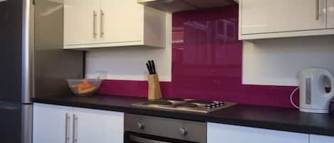 Kjøleskap, mikrobølgeovn, ovn og brødrister