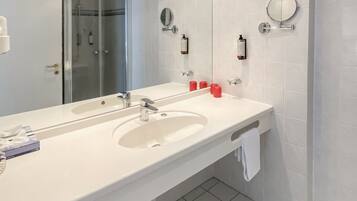 Double Room | Bilik Mandi | Pancuran mandi, pengering rambut, tuala disediakan, sabun