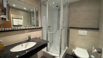 Single Room | Bathroom | Shower, hair dryer, towels, soap
