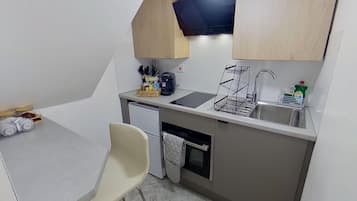 Frigorifero, microonde, forno, piano cottura