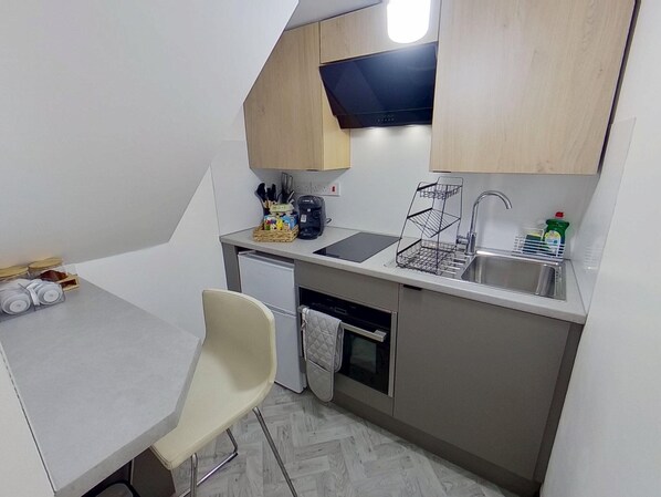 Fridge, microwave, oven, stovetop - Hobbit Studio Flat - City Centre/a O Arena/parking (Salford)