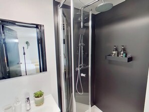 Suihku, hiustenkuivaaja, pyyhkeet