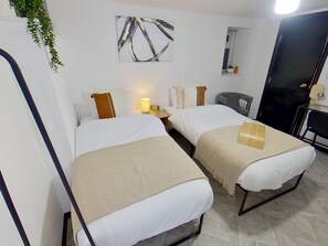1 bedroom, iron/ironing board, free WiFi, bed sheets - Hobbit Studio Flat - City Centre/a O Arena/parking (Salford)
