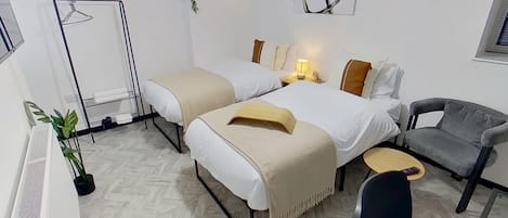 1 habitación, tabla de planchar con plancha, wifi gratis y ropa de cama