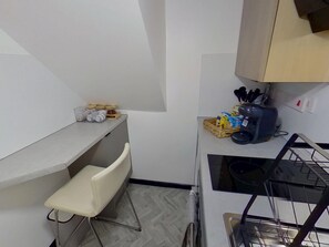 Een koelkast, een magnetron, een oven, een kookplaat