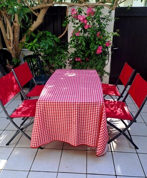 Outdoor dining - Studio "villa" la Motte du Couchant - 100 m south beach - private parking. (La Grande-Motte)