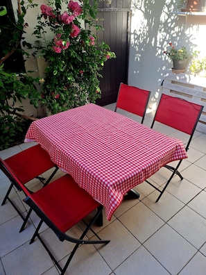 Outdoor dining - Studio "villa" la Motte du Couchant - 100 m south beach - private parking. (La Grande-Motte)