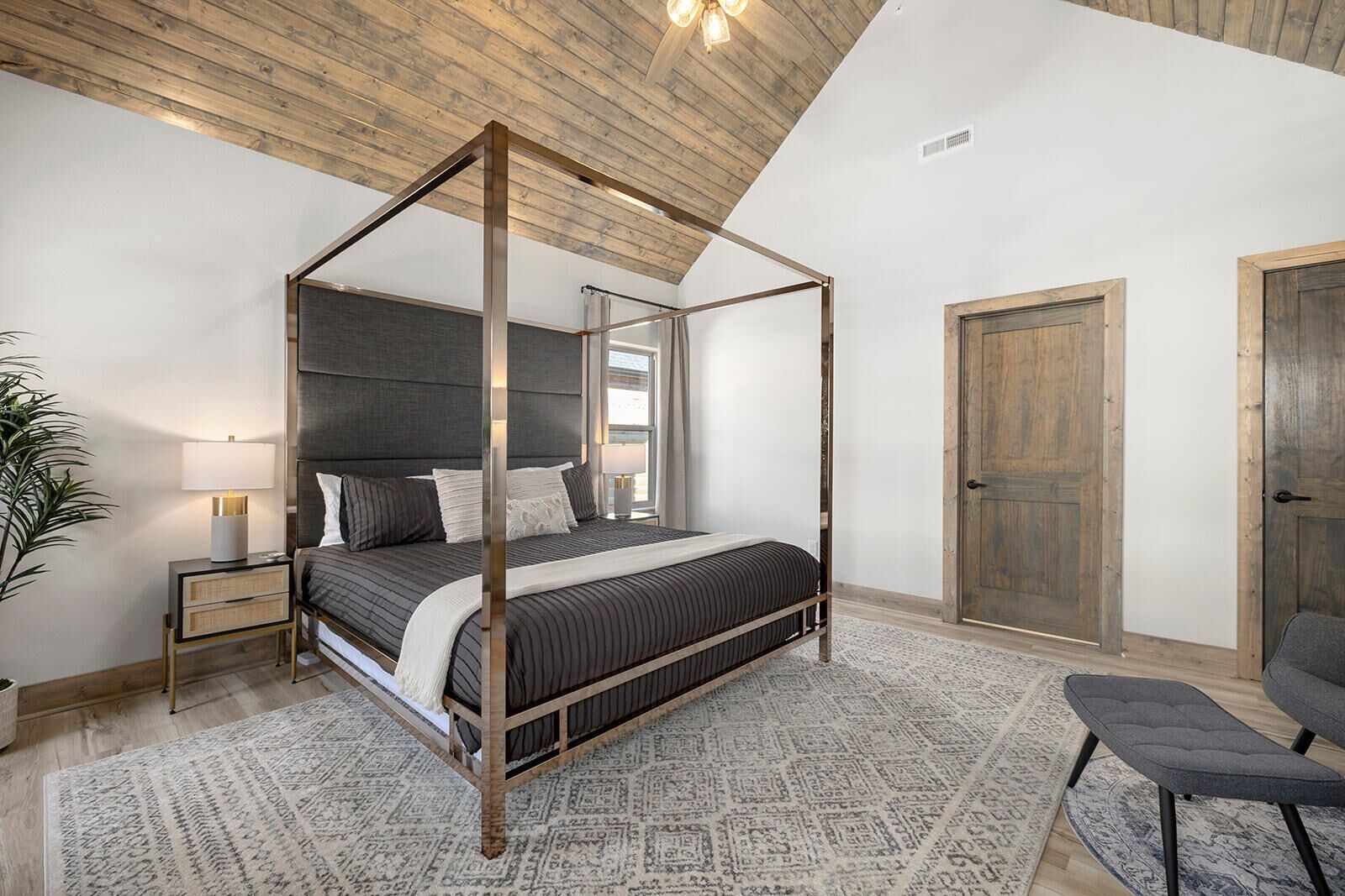 5 bedrooms, desk, iron/ironing board, travel cot