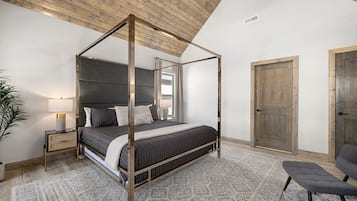 5 bedrooms, desk, iron/ironing board, travel cot