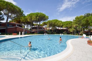 Pool - Spacious family house in a green area (Bibione)