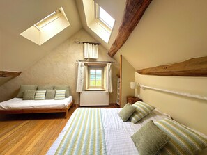 1 bedroom, iron/ironing board, free WiFi, bed sheets - Biche Blanche guest room - Breakfast included (Montoillot)