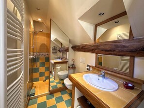 Shower, hair dryer, towels, soap - Biche Blanche guest room - Breakfast included (Montoillot)