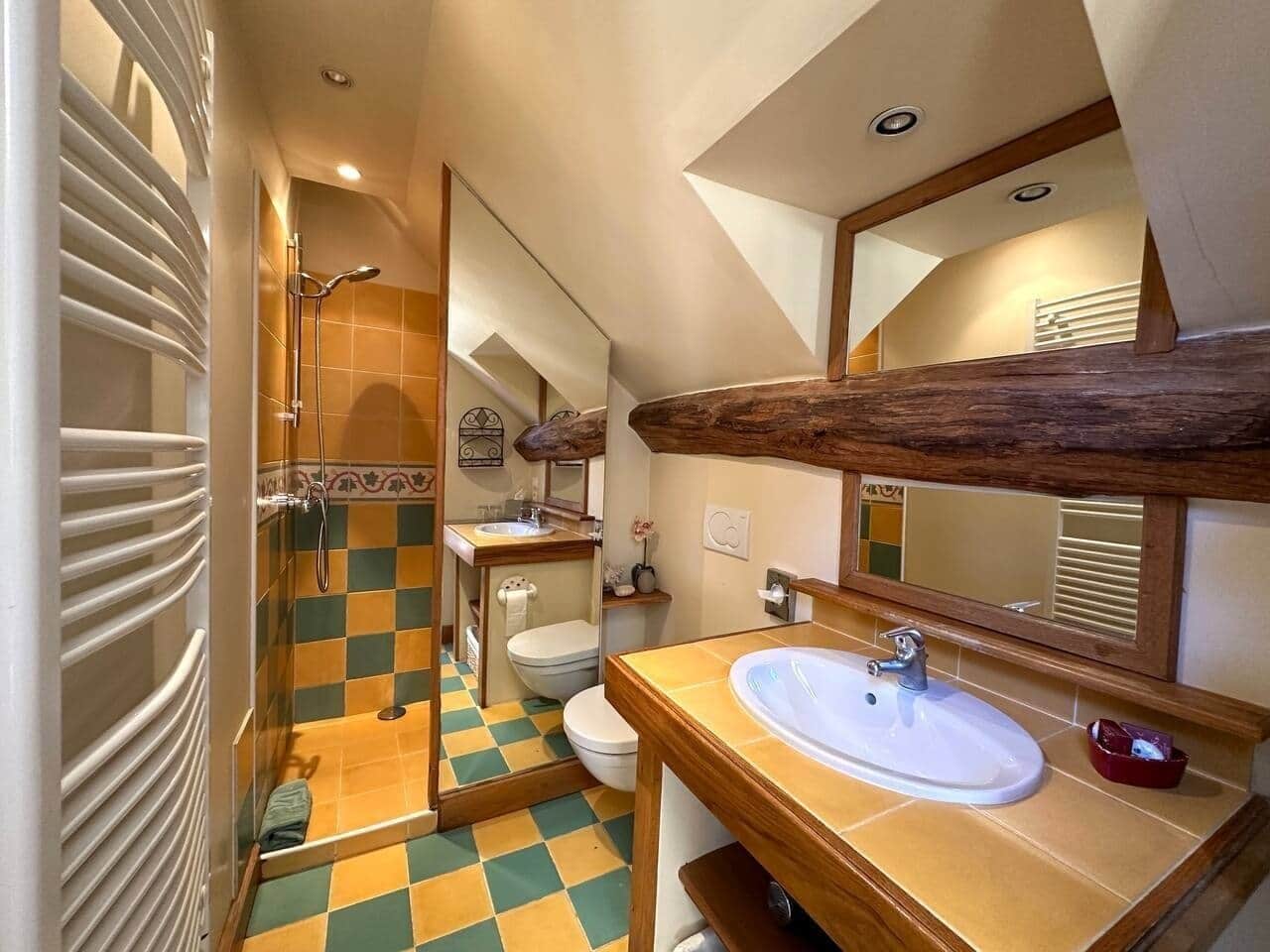 Dusj, hårføner, håndklær og såpe