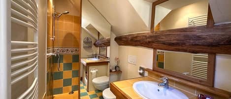 Douche, sĂšche-cheveux, serviettes fournies, savon