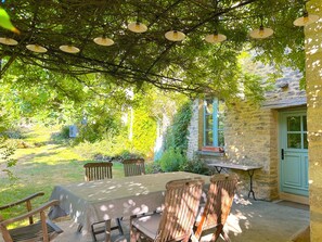 Outdoor dining - Biche Blanche guest room - Breakfast included (Montoillot)