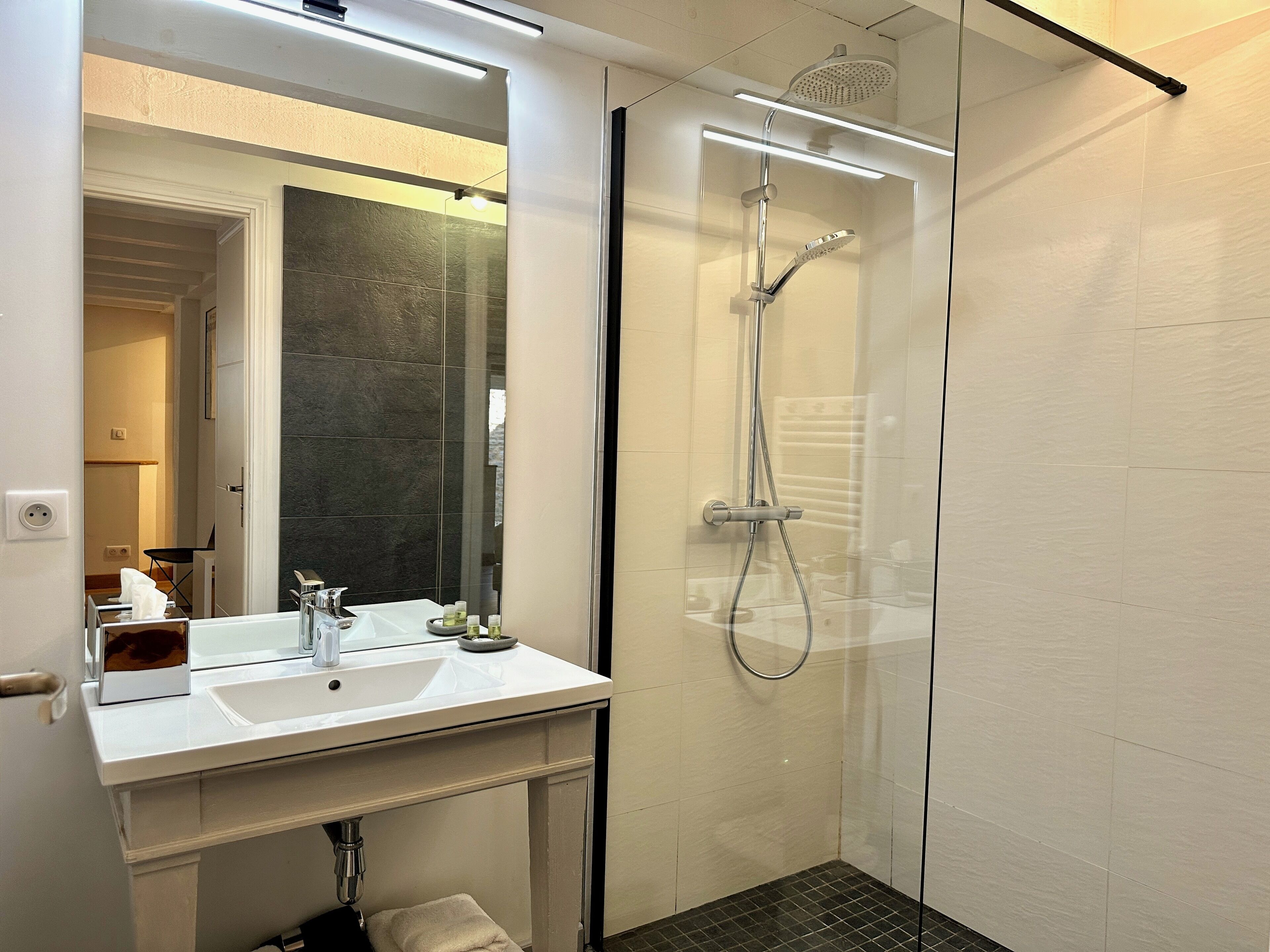 Douche, sèche-cheveux, serviettes fournies, savon