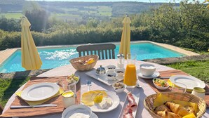 Outdoor dining - Le Cocon de la Grange (Montoillot)