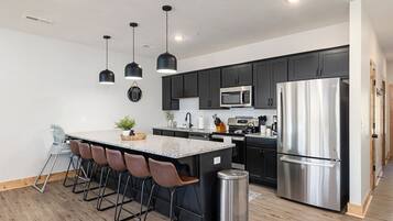 Geladeira, micro-ondas, fogão, cooktop