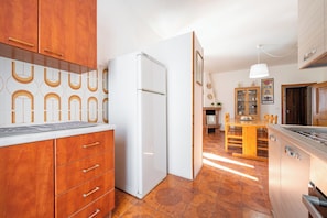 Refrigerador con freezer, horno, placa de cocina, utensilios de cocina