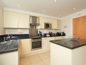 Dishwasher, cookware/dishes/utensils - 8 Thurlestone Beach (Kingsbridge)
