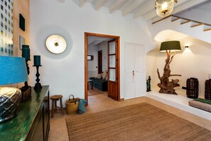 Una televisión, una chimenea