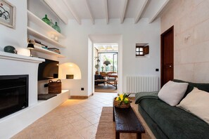 Una televisión, una chimenea