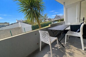 Outdoor dining - Ty Avel Apartment with Shared Pool, Balcony and Wi-Fi (Quiberon)