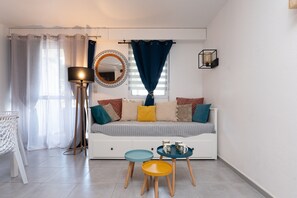 TV - Ty Avel Apartment with Shared Pool, Balcony and Wi-Fi (Quiberon)