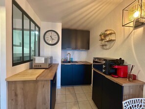 Fridge, microwave, oven, stovetop - Ty Avel Apartment with Shared Pool, Balcony and Wi-Fi (Quiberon)