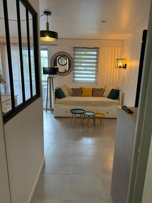 TV - Ty Avel Apartment with Shared Pool, Balcony and Wi-Fi (Quiberon)