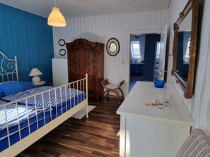 2 bedrooms, travel cot, free WiFi - Comfortable vacation apartment Klönschnack with garden, close to the North Sea beach and center (Burhave)