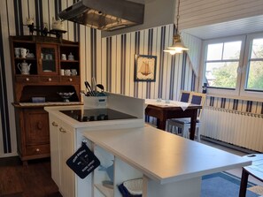 Fridge, microwave, stovetop, dishwasher - Comfortable vacation apartment Klönschnack with garden, close to the North Sea beach and center (Burhave)