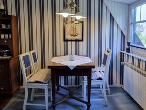 Dining - Comfortable vacation apartment Klönschnack with garden, close to the North Sea beach and center (Burhave)