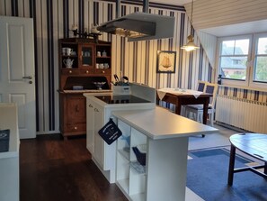 Fridge, microwave, stovetop, dishwasher - Comfortable vacation apartment Klönschnack with garden, close to the North Sea beach and center (Burhave)
