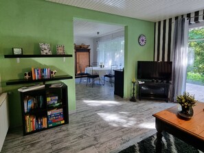 Interior - Spacious Kaptain's Kombüse vacation apartment with terrace near the beach in Burhave (Burhave)