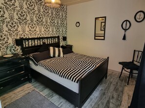 Travel cot, free WiFi - Spacious Kaptain's Kombüse vacation apartment with terrace near the beach in Burhave (Burhave)