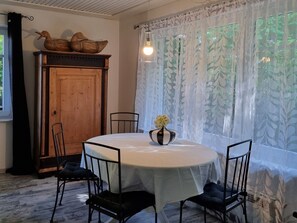Dining - Spacious Kaptain's Kombüse vacation apartment with terrace near the beach in Burhave (Burhave)
