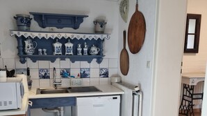 Wasserkocher mit Kaffee-/Teezubehör, Kühlschrank, Mikrowelle, Herdplatte