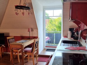 Kühlschrank, Mikrowelle, Herdplatte, Geschirrspüler
