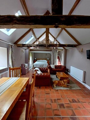 1 slaapkamer, een strijkplank/strijkijzer, gratis wifi, beddengoed