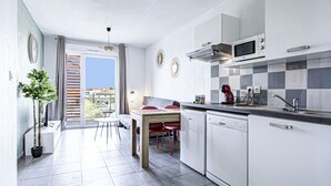 Coffee/tea maker, fridge, microwave, dishwasher - Very bright flat with a balcony and swimming pool (Argeles sur Mer)
