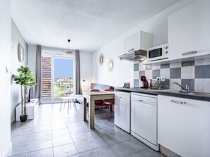 Fridge, microwave, dishwasher, coffee/tea maker - Cute apartment for 4 people with balcony (Argeles sur Mer)