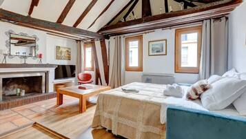 2 habitaciones, escritorio y tabla de planchar con plancha