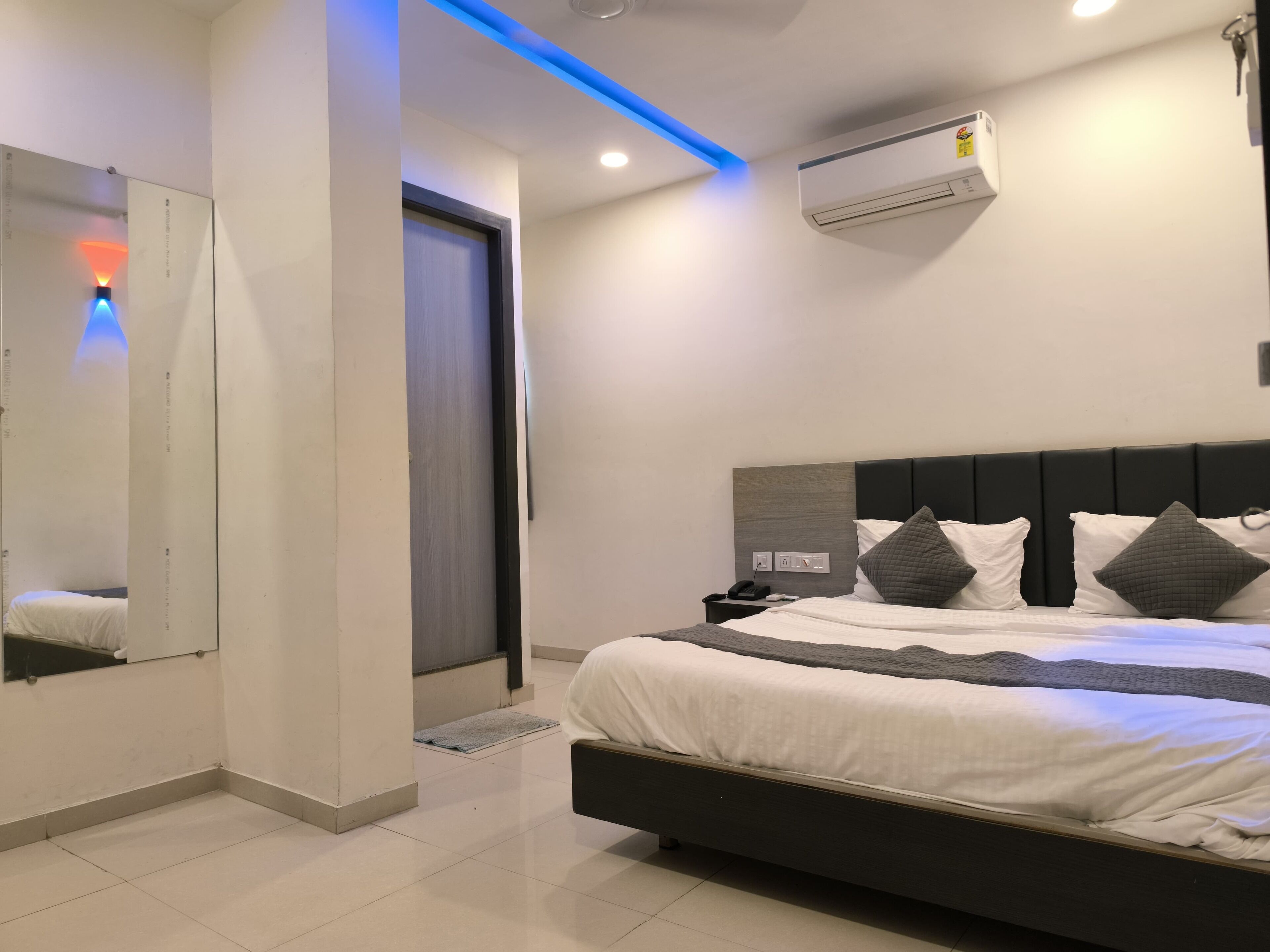 Deluxe Double Room Single Use | Desk, laptop workspace, iron/ironing board, free WiFi