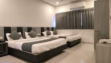 Quarto quádruplo família, vista para a cidade | Escrivaninha, espaço de trabalho para notebook