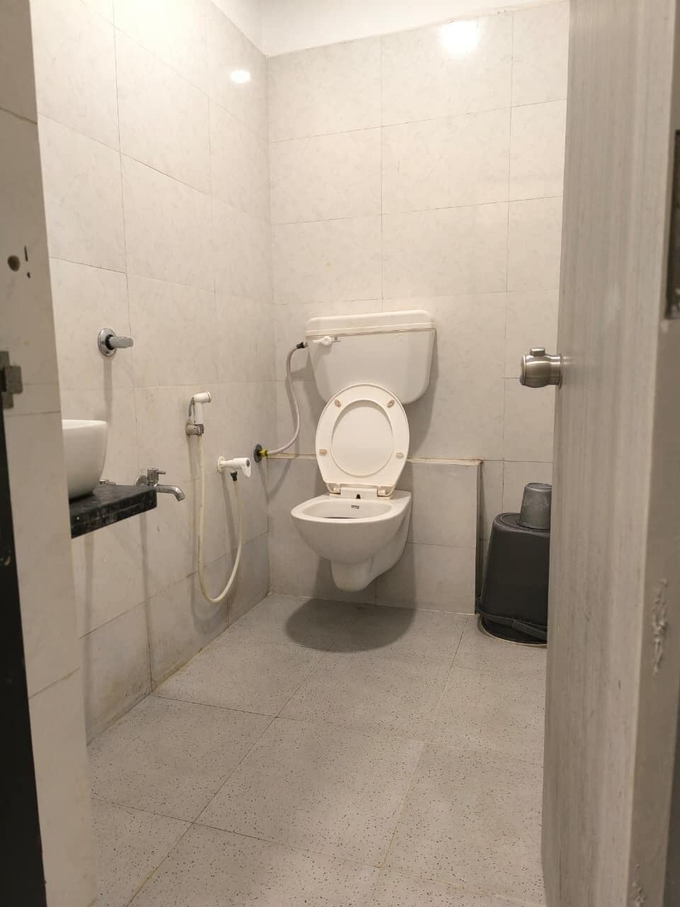 Deluxe Double Room | Bathroom | Shower, free toiletries, soap, shampoo